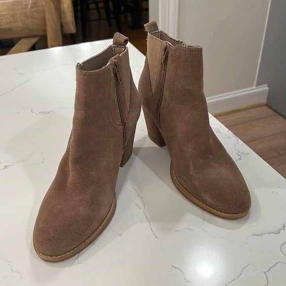Steve Madden Shoes - Steve Madden taupe ankle booties